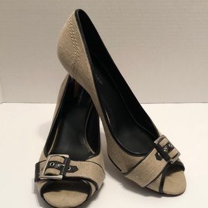 Banana Republic size 10 open two three inch heel pump
